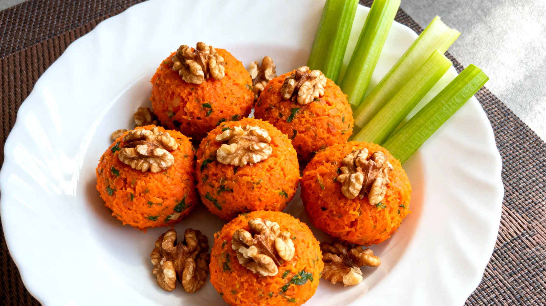 Cevizli Havuç Topları (Kereviz Sapı ile)"