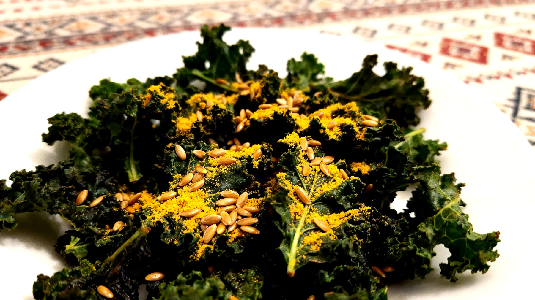 Kara lahana cipsleri (kale chips) keten tohumu ve nutritional yeast ile"