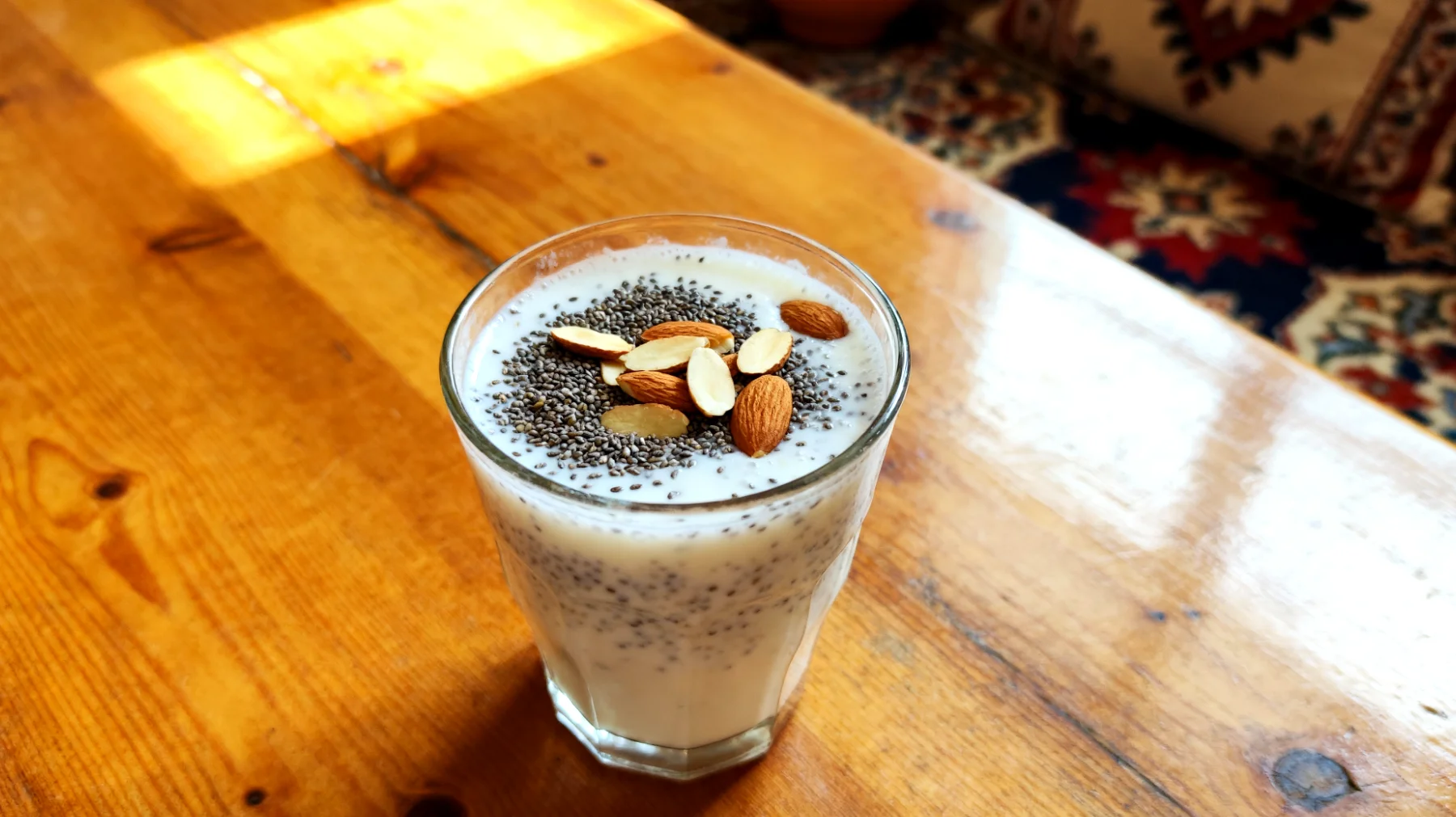 Kefir con semi di chia e mandorle"