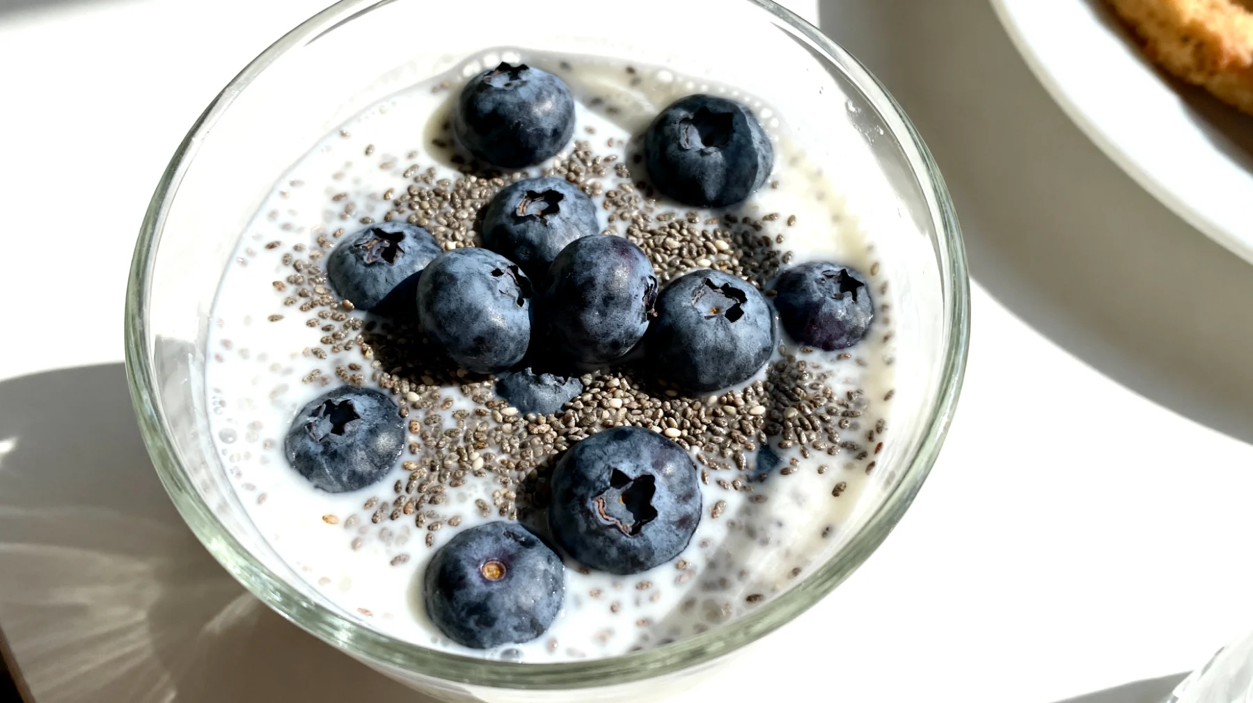 Kefir con semi di chia e mirtilli"