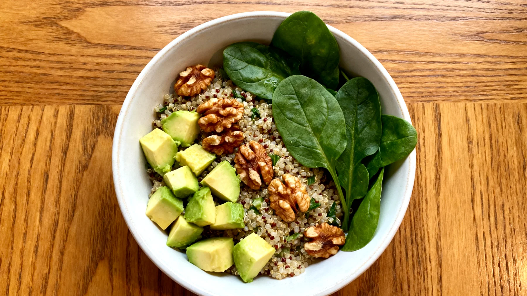Kinoa salatası ceviz, avokado ve ıspanak ile"