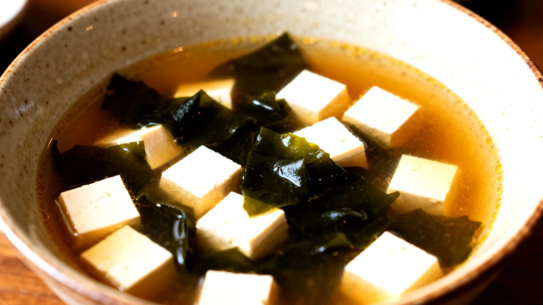 Zuppa di miso con alghe wakame e tofu"