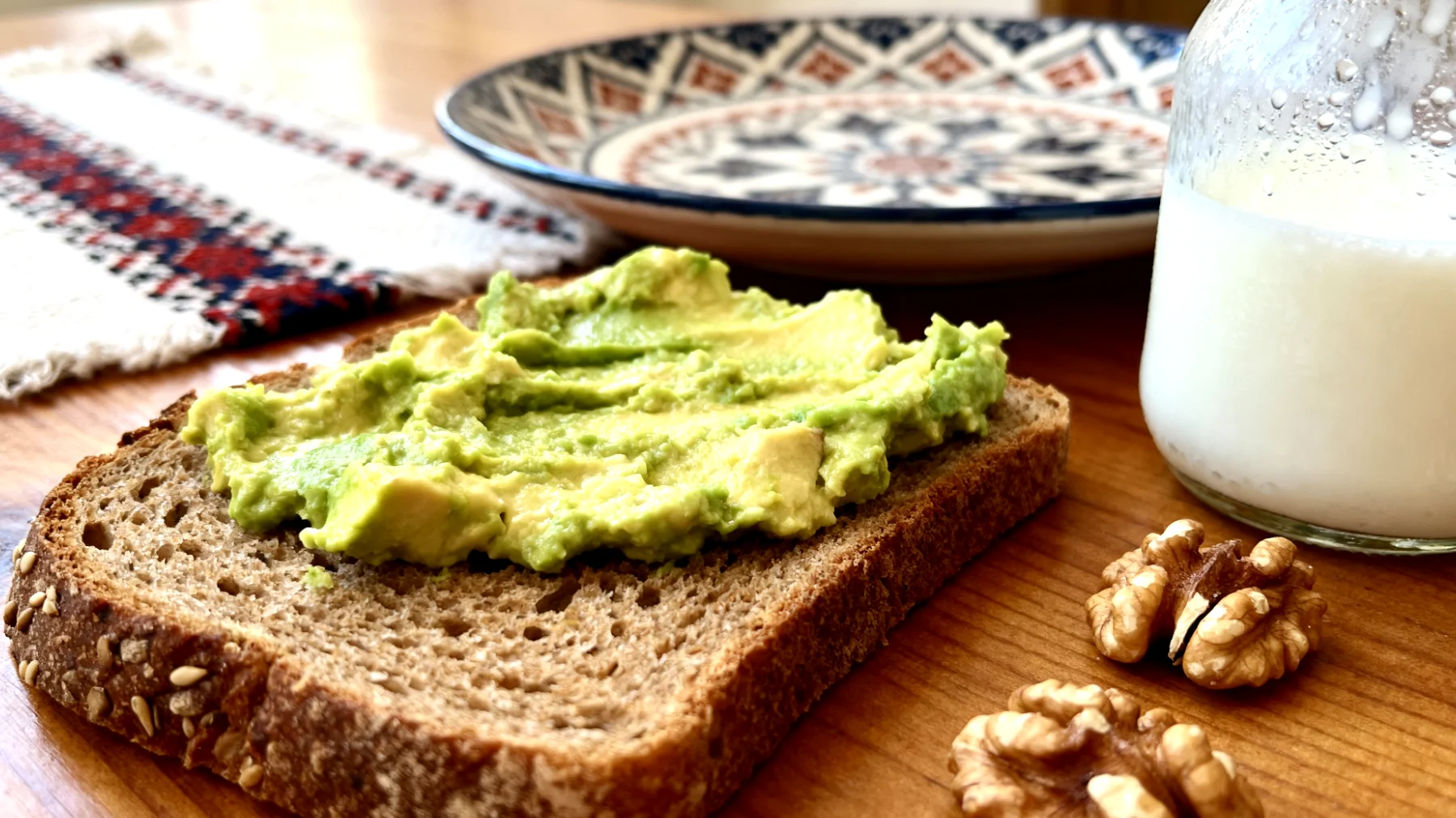 Kefir ve cevizli çavdar ekmeği ile avokado ezmesi"