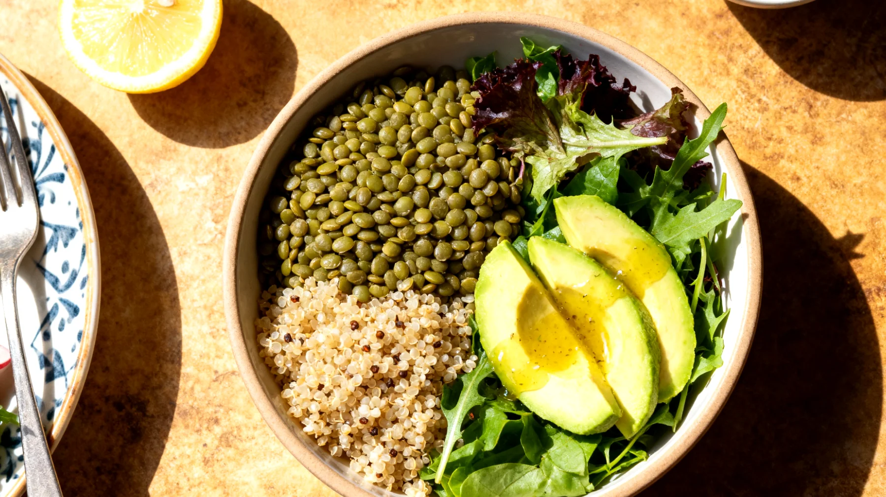 Mercimek ve Kinoa Salatası (yeşil yapraklı sebzeler, avokado ve limon sosu ile)"