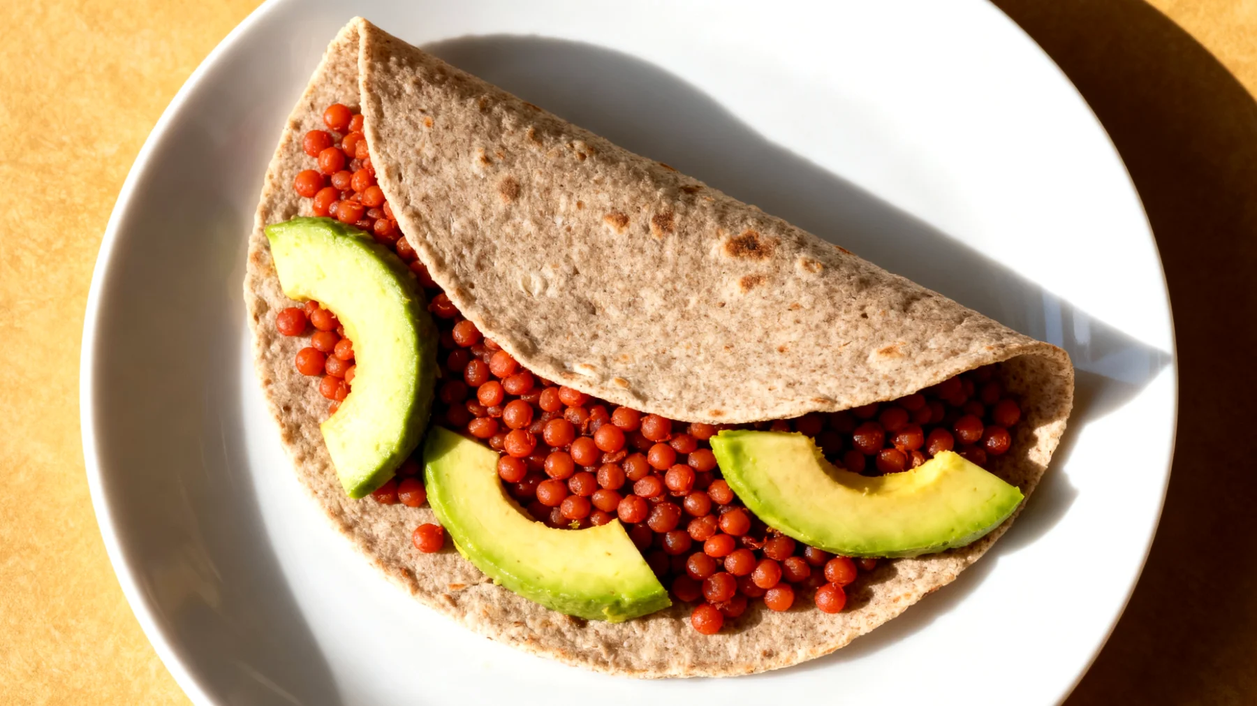 Mercimek ve avokado wrap (tam buğday tortilla ile)"