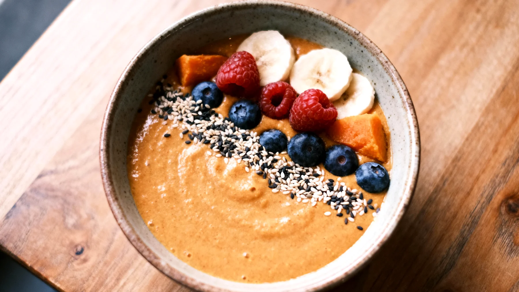 Tatlı patates ve susam tohumlu smoothie bowl"